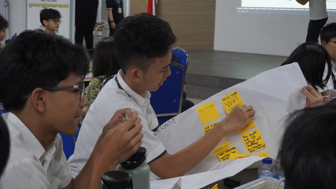 Peserta Skystar Youngpreneur Competition 2025 dengan antusias belajar dari mentor-mentor