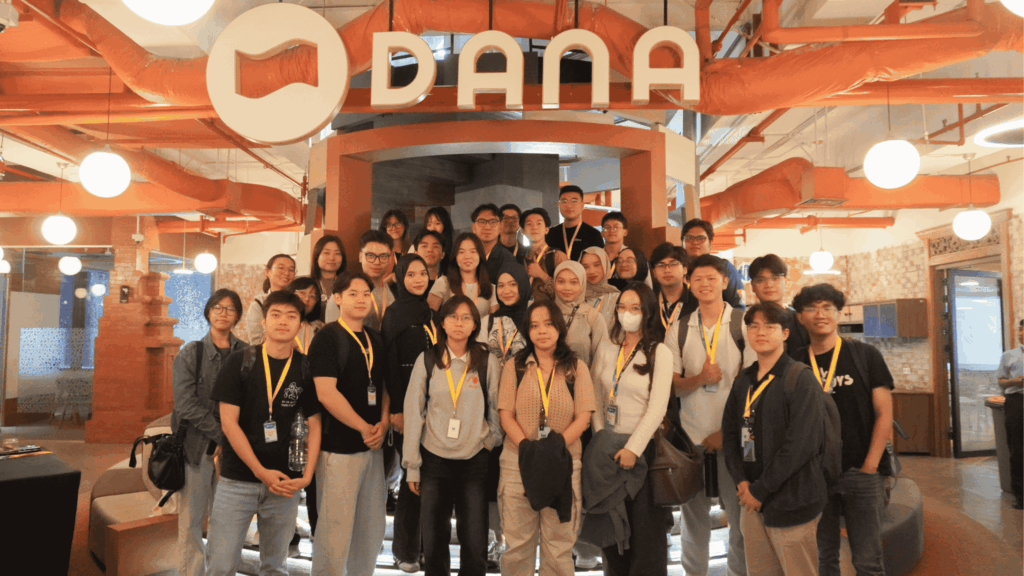 Skypreneur Skystar Ventures Batch 12 berfoto bersama di kantor DANA