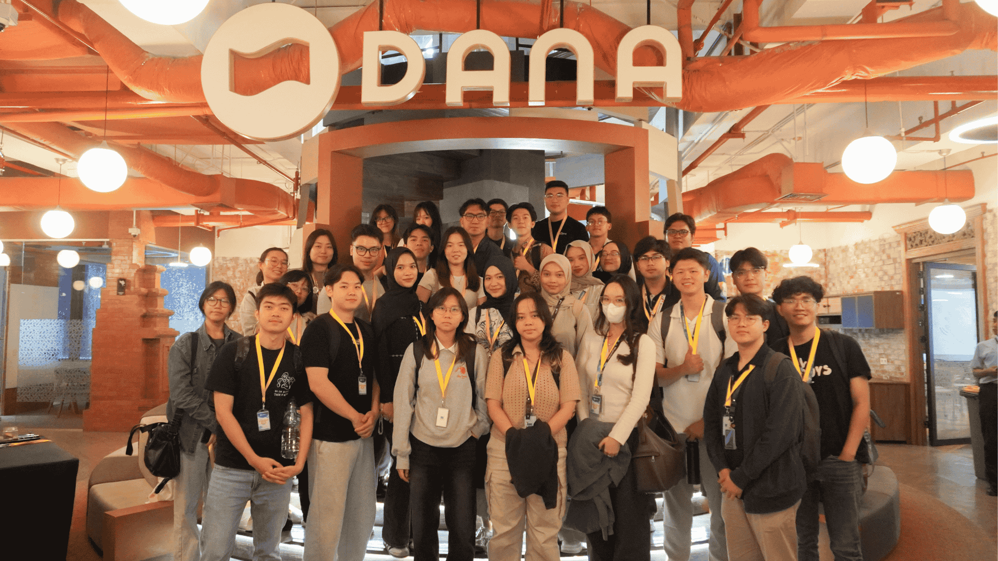 Skypreneur Skystar Ventures Batch 12 berfoto bersama di kantor DANA
