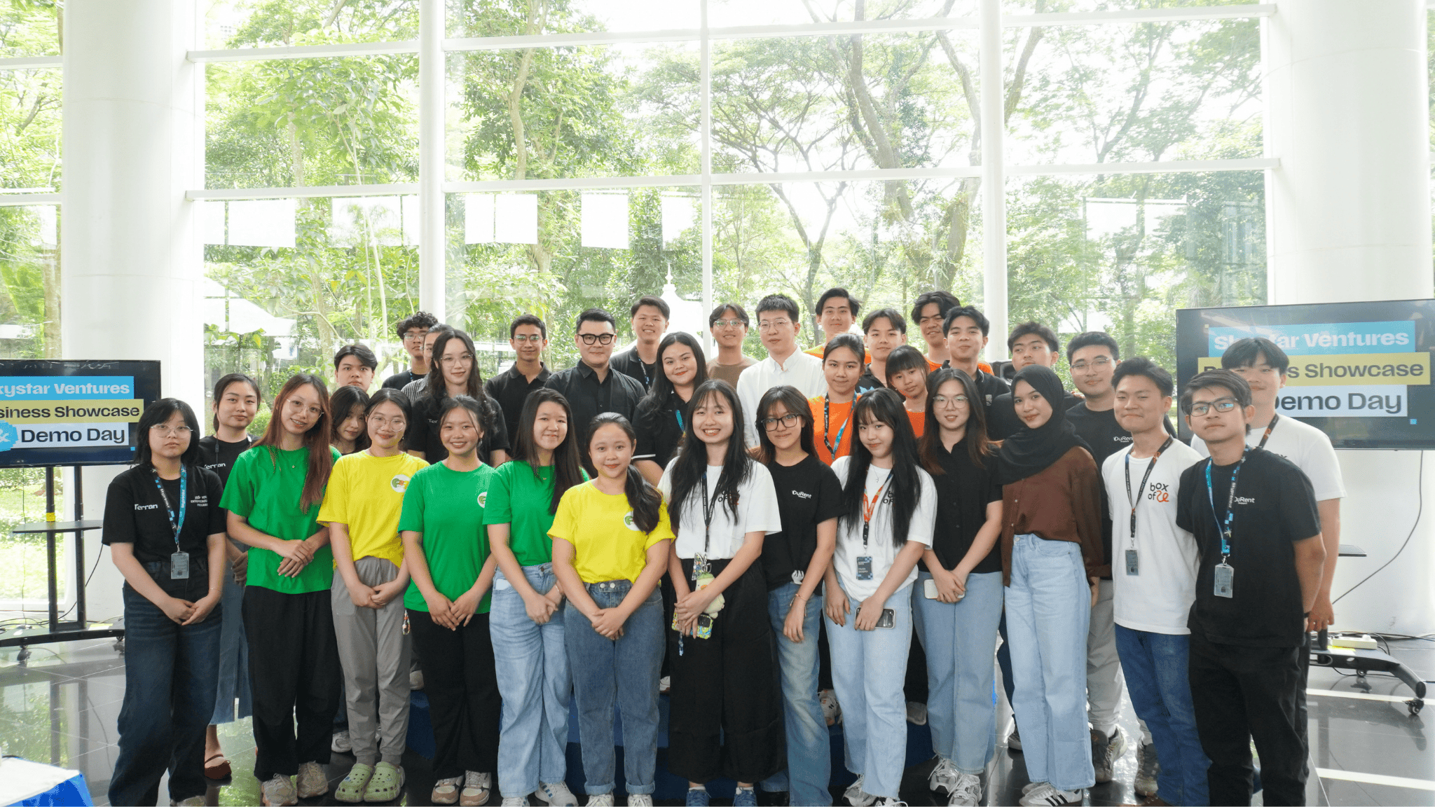 Seluruh peserta Skystar Ventures Incubation Program Batch 12 berfoto bersama dengan mentor panelist pada Skystar Ventures Business Showcase & Demo Day