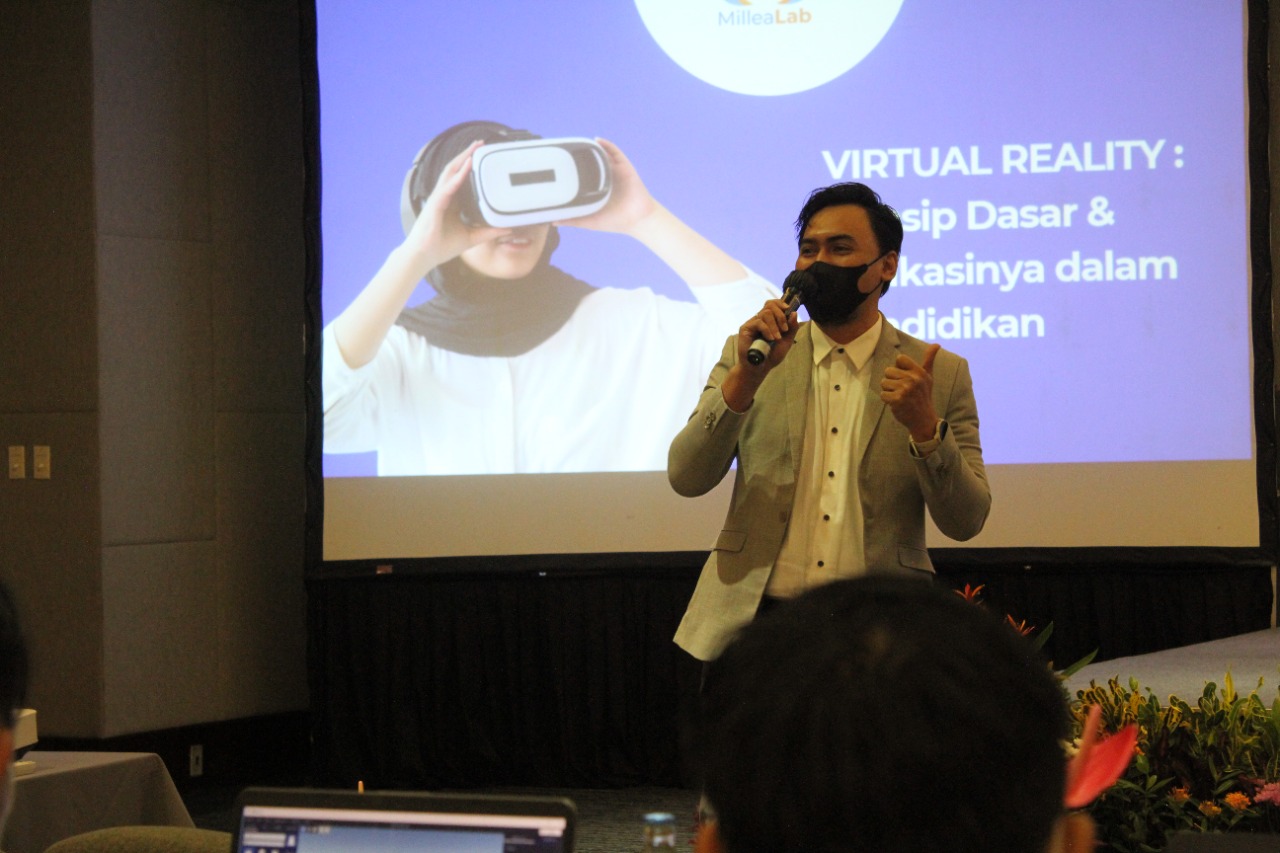 Andes Rizky (Managing Director Millealab) Membawakan sesi Training Virtual Reality