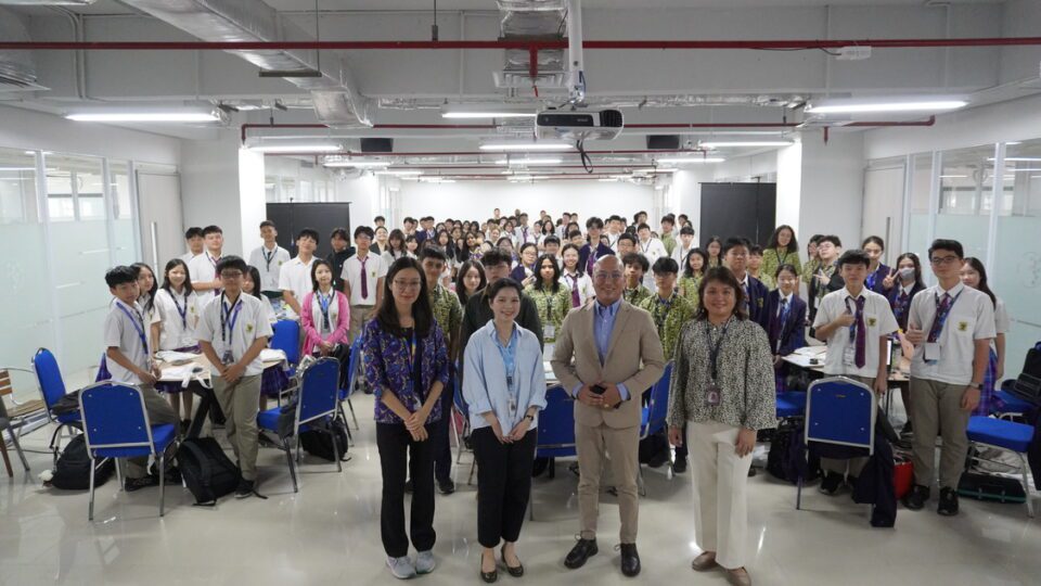 (kiri ke kanan) Yenny Chandra (Sekolah Perkumpulan Mandiri), Yovita Surianto (Skystar Ventures), Satyajeet Gurung (Raffles Group of School), dan Ivy Lau (Raffles Christian School Kebon Jeruk) berfoto bersama peserta Skystar Youngpreneur Competition