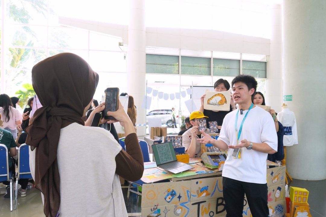 Startup TwoButtons menjelaskan konsep bisnisnya kepada pengunjung Demo Day Skystar Ventures 2025