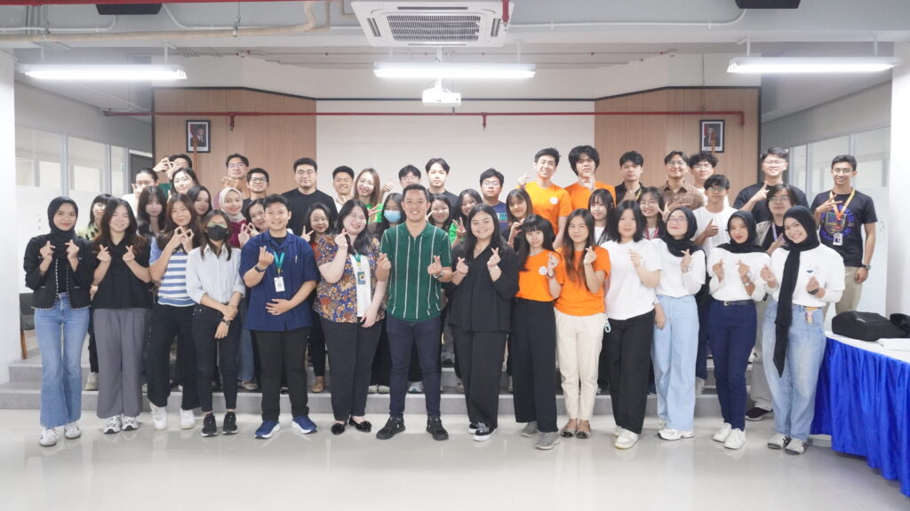 Peserta Incubation Program Skystar Ventures Batch 12 dan Selfpreneur Program Skystar Ventures 2025 berfoto bersama pemateri kickoff