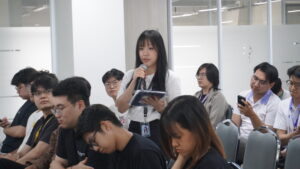 Salah satu founder startup peserta program incubation mengajukan pertanyaan pada pemateri
