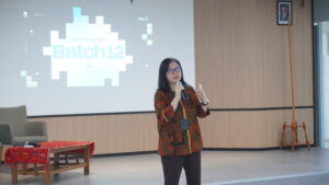 Wakil Rektor Bidang Kemahasiswaan, Employability, dan Kewirausahaan UMN, Dr. Ika Yanuarti menyampaikan pesan dan motivasi kepada peserta kickoff melalui kata sambutan