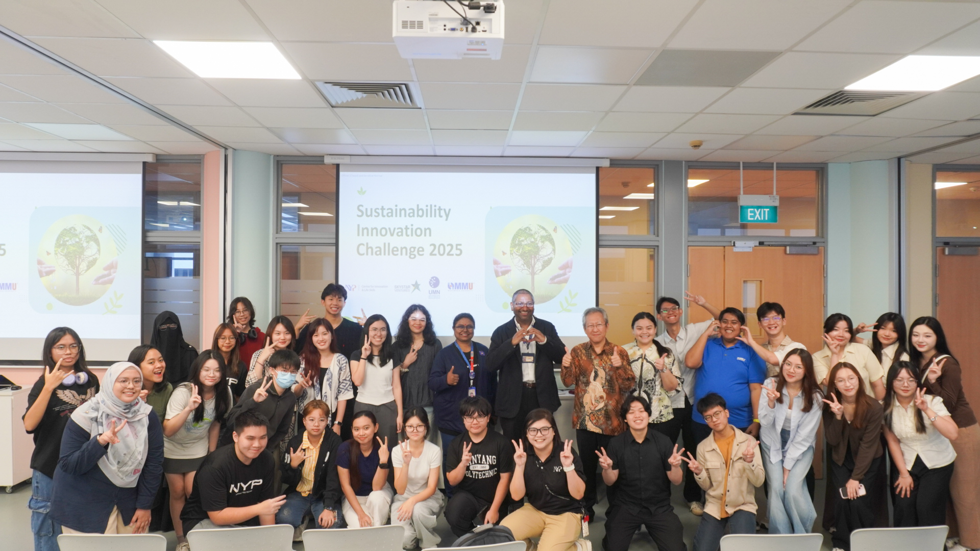 Peserta SIC 2025 berfoto bersama perwakilan dari UMN, NYP, dan MMU pada kickoff program SIC 2025