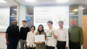 Grup 1 (Goh Ye Xiang, Chan Colin John Wei, Nicole Yip Xi Mun, dan Dara Ayu Nadira Setyananda) sebagai Best Innovation berfoto bersama ketiga juri pada awarding session