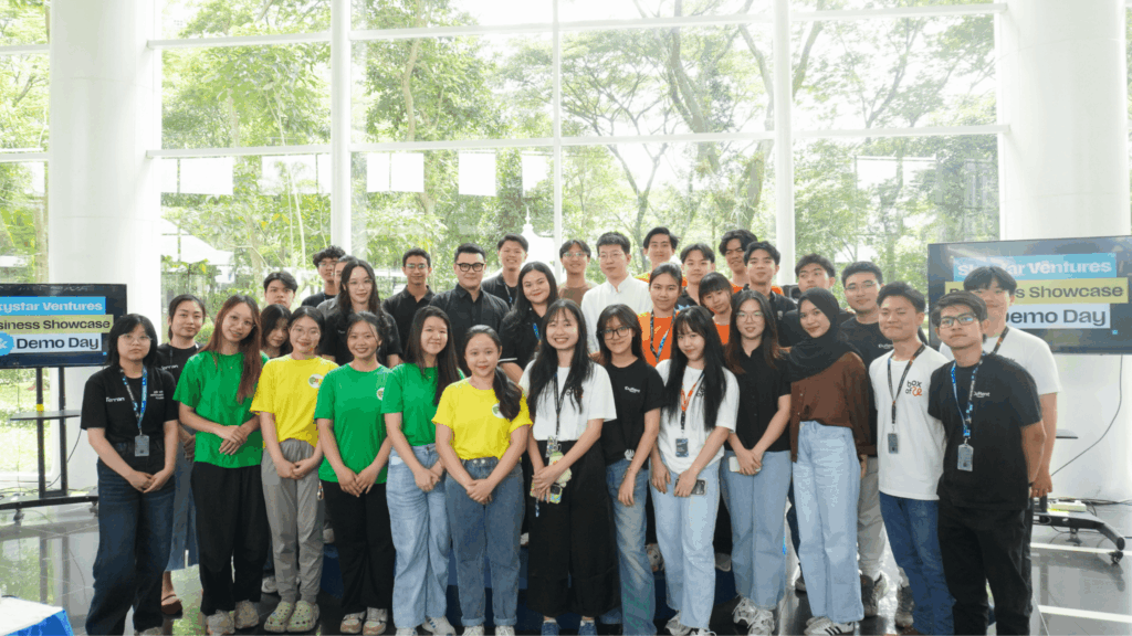 Seluruh peserta Skystar Ventures Incubation Program Batch 12 berfoto bersama dengan mentor panelist pada Skystar Ventures Business Showcase & Demo Day