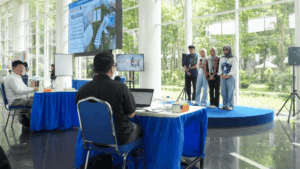 Andrew Dalimarta dan Fandy Cendrajaya memberikan komentar dan masukan kepada salah satu startup binaan Skystar Ventures Incubation Program Batch 12 pada Skystar Ventures Business Showcase & Demo Day