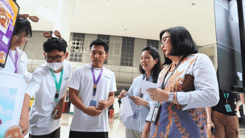Peserta Skystar Ventures Startup Demo Day & Exhibition 2026 menyambut Wakil Rektor UMN dan Incubator Manager Skystar Ventures di boothnya