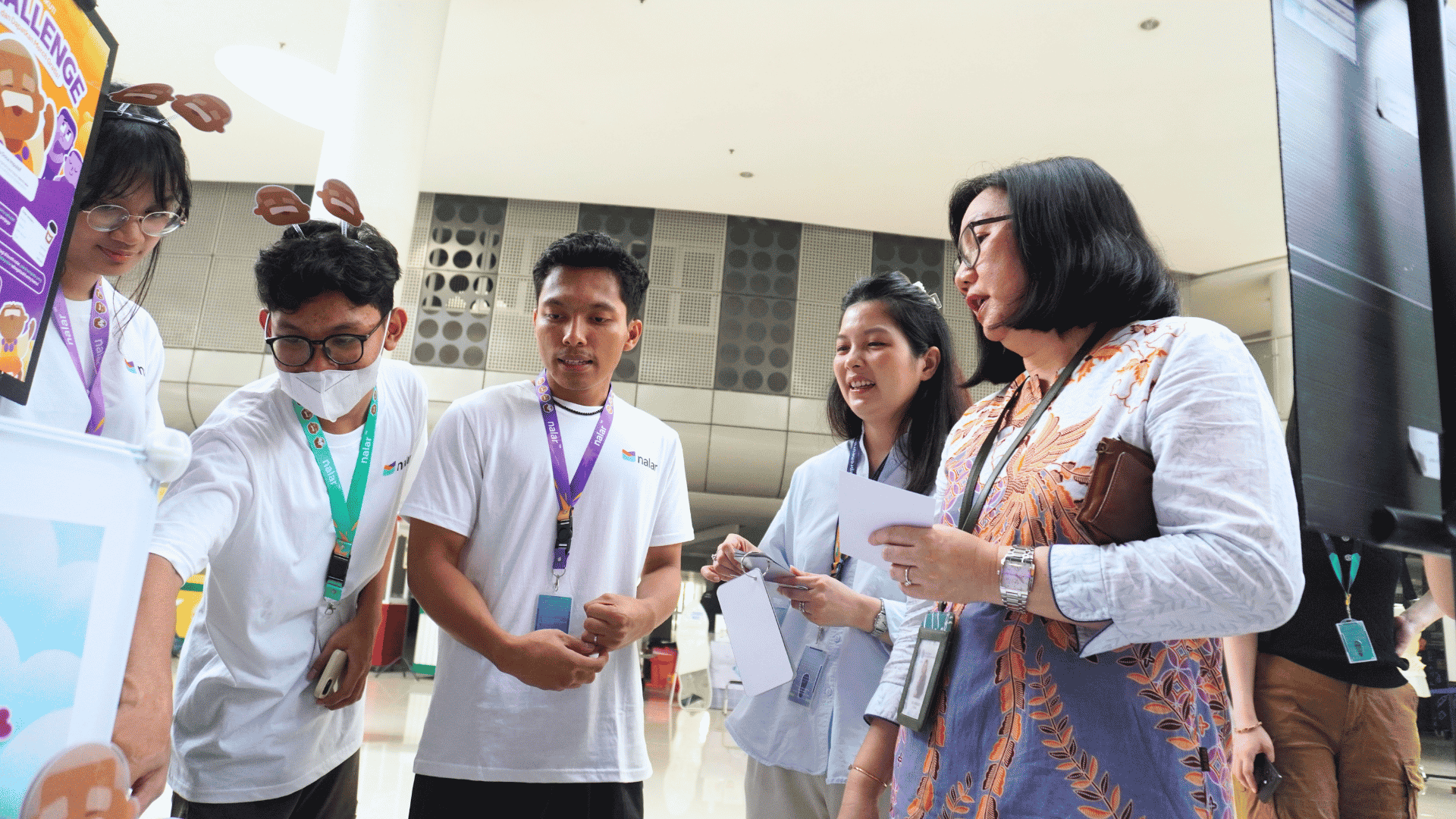 Peserta Skystar Ventures Startup Demo Day & Exhibition 2026 menyambut Wakil Rektor UMN dan Incubator Manager Skystar Ventures di boothnya